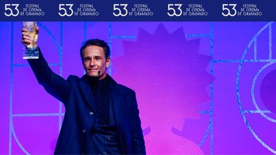 Rodrigo Santoro recebe Kikito de Cristal e se emociona em Gramado