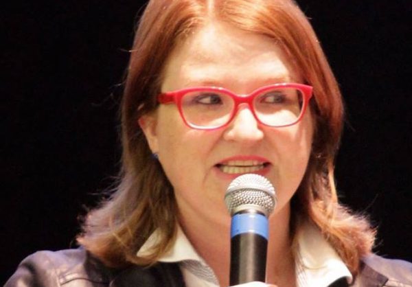 Laura Glüer reativa empresa com foco em comunicação institucional Laura Glüer reativa empresa com foco em comunicação institucional
