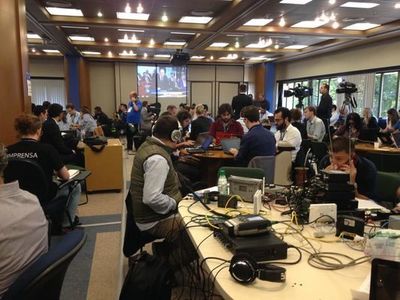 Jornalistas estão munidos de câmeras, microfones e notebooks no tribunal Jornalistas estão munidos de câmeras, microfones e notebooks no tribunal