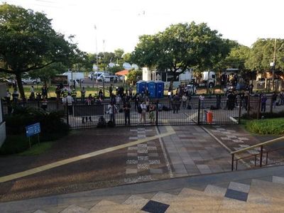 Cerca de 100 jornalistas fazem cobertura na parte externa do TRF4