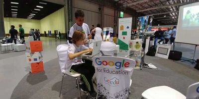 Estande do Google for Education busca reproduzir sala de aula Estande do Google for Education busca reproduzir sala de aula