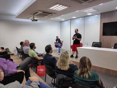 "Amazon redefiniu o modelo de negcio", declara Roberto Colnaghi Jr. 