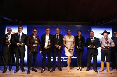 Grupo RBS confere Troféu Guri a 10 personalidades Grupo RBS confere Troféu Guri a 10 personalidades