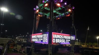'Vamos parar o Brasil': frase estampa guindaste instalado na Orla do Guaíba