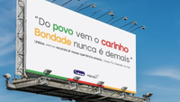 Material gráfico, em homenagem às famílias afetadas pela enchente, circula em pontos de outdoors e painéis digitais em Caxias do Sul