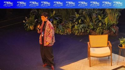 Cris Pz provoca plateia do Summit Empreender 40+ com reflexes sobre envelhecimento