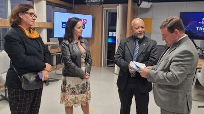 Presidente do Conselho de Comunicao do TJRS recebe da ARI o 'Trofu Antnio Gonzlez'